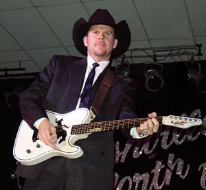 Gary Allan with his new Tomkins guitar